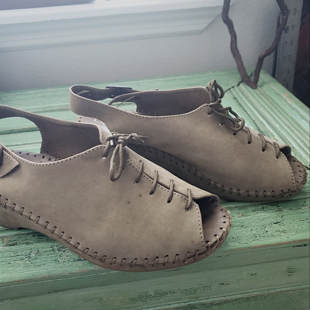 La Plume Italian Suede Slingback